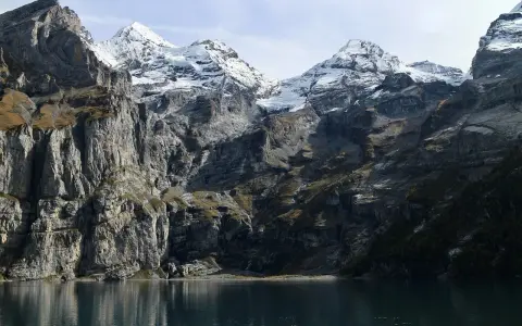 Majestatyczne, ośnieżone szczyty górskie nad spokojnym jeziorem. Niezapomniane tatry atrakcje dla każdego miłośnika przyrody.