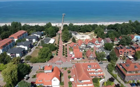 Luftaufnahme der Boltenhagen Innenstadt mit Blick auf den belebten Strand und die Ostsee.