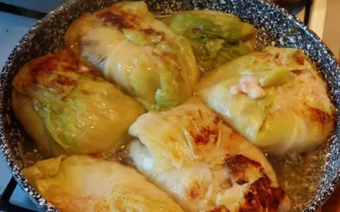 Gołąbki na 1kg mięsa w sosie, gotowe do podania. Aromatyczne i sycące danie.