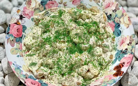 Krämig potatissallad med dill och gräslök, perfekt för sommarens alla tillfällen. Ett enkelt potatissallad recept som alla älskar.