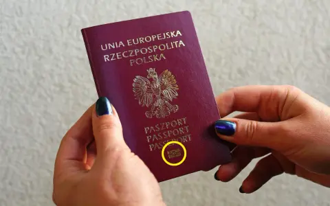 Jak odróżnić paszport biometryczny od zwykłego? Spójrz na symbol aparatu fotograficznego na okładce.
