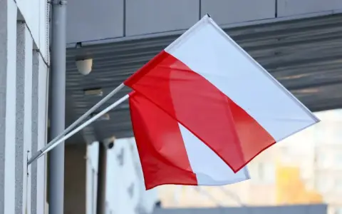 Flaga Polski powiewa na maszcie. Pamiętaj o ważnych datach, kiedy wywieszamy flagę.