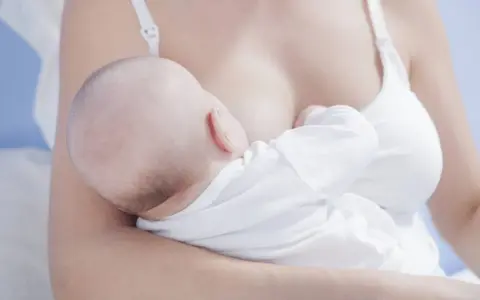 Ciepłe, nocne karmienie piersią. Maluch wtulony w mamę, czuje się bezpiecznie.