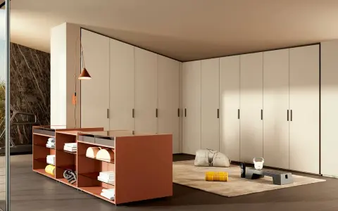 Cabina armadio angolare moderna con isola centrale e attrezzatura fitness. Organizzare con stile.