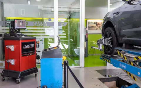 Officina con macchinari Hunter per la convergenza ruote. Quanto tempo ci vuole per fare la convergenza? Dipende dal modello dell'auto e dalla complessità.