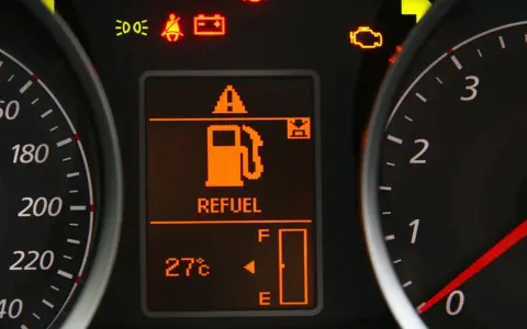 Na desce rozdzielczej świeci się kontrolka rezerwy paliwa. Nie widać, ile km na rezerwie benzyna pokazuje komputer.
