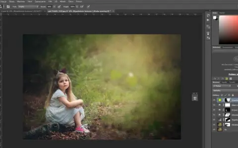 Dziewczynka w białej sukience siedzi na pniu. W tle rozmyty las. Efekty dodane w photoshop zdjęcia.