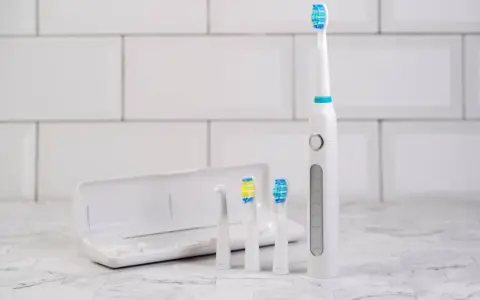 Mycie zębów szczoteczką soniczną: Opanuj technikę dla zdrowia!