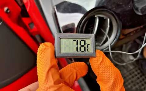 Termometr pokazuje 7.8°C przy samodzielnym nabijaniu klimatyzacji. Pomiar temperatury z nawiewu.