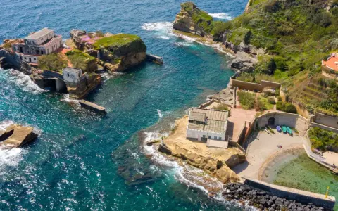 Napoli, mare bello con ville storiche su scogliere rocciose e acque cristalline. Un angolo di paradiso.