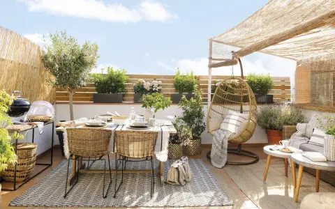 Terraza de 15 metros cuadrados lista para disfrutar. Mesa, sillas, barbacoa y un columpio para relajarse.