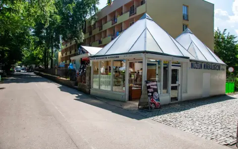 Muzeum minerałów Ustka zaprasza do podziemnych ekspozycji. Obok wypożyczalnia gokartów.