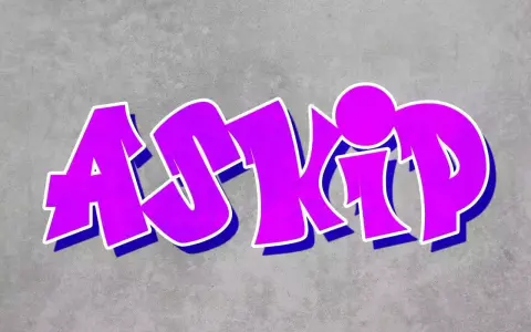 Graffiti violet "ASKIP" sur fond gris. Askip, c'est le mot qui fait le buzz, ici stylisé en lettres audacieuses.