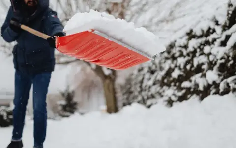 Kto odpowiada za odśnieżanie chodnika i dachu? Właściciel czy najemca?