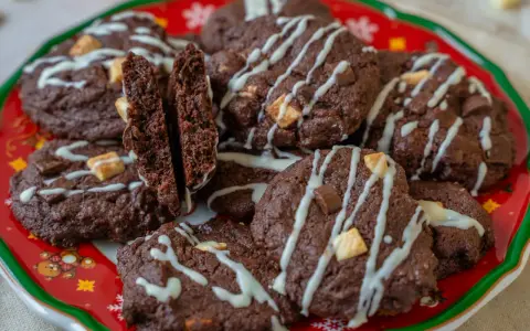 Saftige Triple Chocolate Cookies, perfekt für das nächste Weihnachtsfest. Dieses Rezept ist ein Traum für jeden Schokoladenliebhaber!