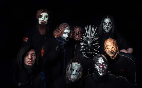 Gruppbild med medlemmar av Slipknot, alla bär sina ikoniska masker.