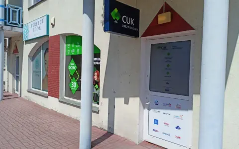 Budynek z szyldami "Perfect Look Clinic" i "CUK Ubezpieczenia" w Zielonej Górze.