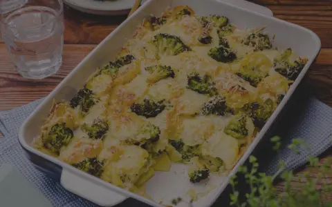 Herzhaftes Brokkoliauflauf Rezept: Kartoffeln und Brokkoli überbacken mit Käse in einer Auflaufform.
