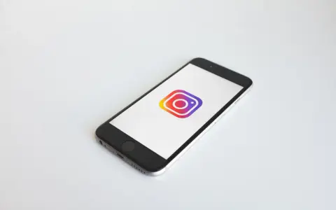 Smartfon z ikoną Instagrama. Czy to początek uzależnienia od Instagrama?