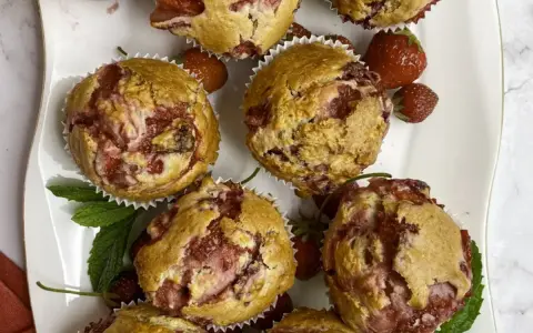 Pyszne, domowe muffinki z truskawkami. Idealny przepis na zdrowe muffinki, które zachwycą każdego.