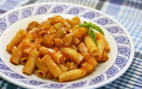 Macarrones con salsa de tomate y verduras, perfectos para un bebé de 1 año.