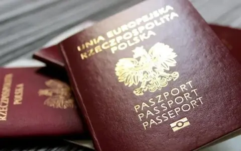 Pasporty RP, gotowe do odbioru w oddziale paszportów podlaskiego urzędu wojewódzkiego.