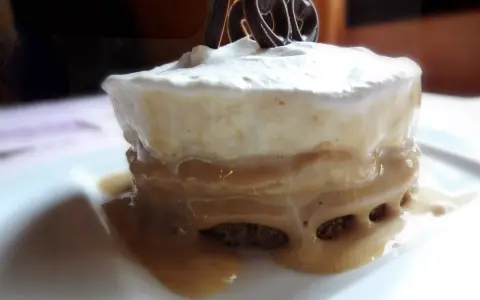 Gourmandise d'une recette banoffee traditionnel : biscuit, caramel coulant, crème fouettée et copeaux de chocolat.