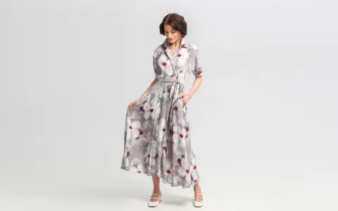 Elegancka sukienka maxi w kwiaty, idealna odpowiedź na pytanie jak się ubrać na wesele po 50. Lekka tkanina i subtelny wzór.