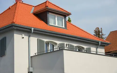 Dom z czerwonym dachem - inspiracje i najlepsze połączenia kolorów