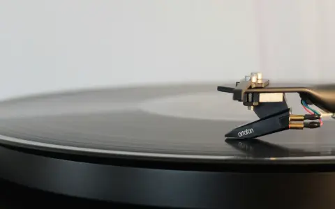 Agujas de tocadiscos sobre un vinilo. Ideal para descargar música libre de derechos gratis y crear tus propios ritmos.