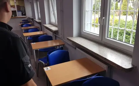 Puste ławki i krzesła w sali widzeń. Zastanawiasz się, co można zabrać na widzenie do aresztu?