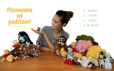 Kobieta prezentuje zwierzątka z filcu na sucho: misia, sarenkę, sowę, kurczaka i owieczki. Wokół materiały do filcowania.