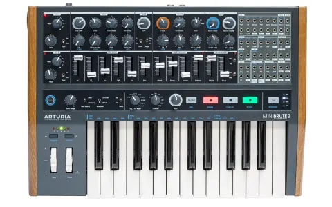MiniBrute 2, syntezator analogowy z drewnianymi panelami bocznymi, oferuje bogactwo dźwięków wytwarzanych przez oscylator, z licznymi pokrętłami i suwakami do modulacji.