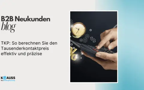 TKP: Tausenderkontaktpreis-Bedeutung. Hände berechnen den Preis mit einem Taschenrechner, umgeben von Symbolen für Zeit, Geld und Zahnräder.