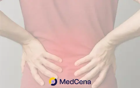 Osoba z bólem w dolnej części pleców, symbolizującym, jak długo trwa rwa kulszowa. Logo MedCena.
