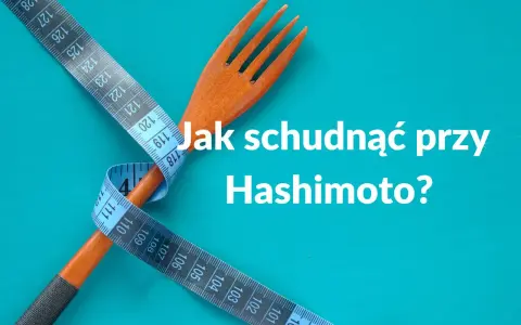 Miarka krawiecka owinięta wokół drewnianego widelca, z napisem "Jak schudnąć przy Hashimoto?". Kluczowe jest, co jeść przy Hashimoto żeby schudnąć.
