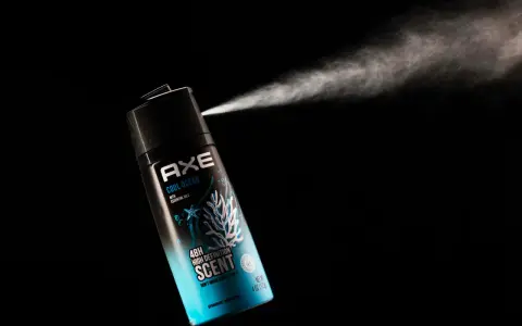 Axe Cool Ocean rozpyla orzeźwiającą mgiełkę, by zwalczyć dziwny zapach w mieszkaniu.