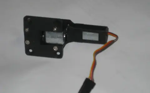 Elektrisches Einziehfahrwerk für Modelle bis 8 kg. Dieses kompakte System mit Kabel und Stecker ist bereit für den Einbau.