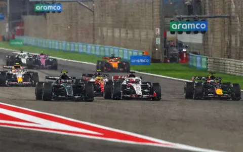 Coches de F1 compiten en una carrera nocturna, anticipando el f1 calendario 2026.