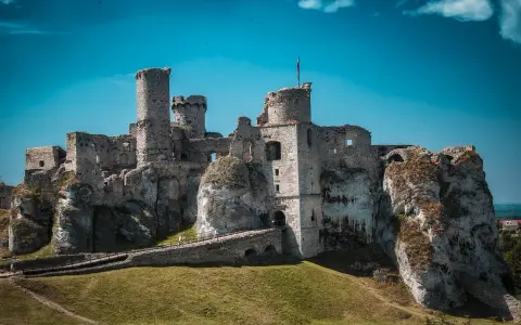 Ruiny zamku na skale, idealne na trasę szlak orlich gniazd samochodem. Wspaniałe widoki i historia.