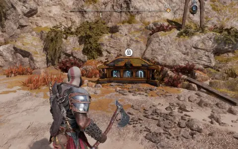 Kratos se acerca al cofre de las Nornas, custodiando las arenas prohibidas. Runas brillan en su superficie, prometiendo secretos.