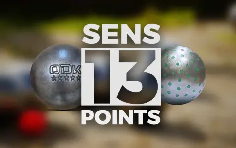 Boules de pétanque, une avec le logo ODK et des étoiles, l'autre à pois verts. Le nombre de point petanque est 13.