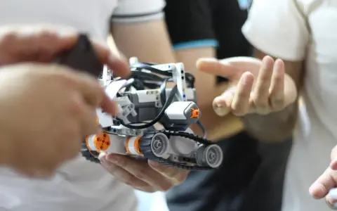 Zbudowany z klocków robot na gąsienicach to wspaniały prezent dla dziecka zamiast zabawek, rozwijający kreatywność i umiejętności techniczne.