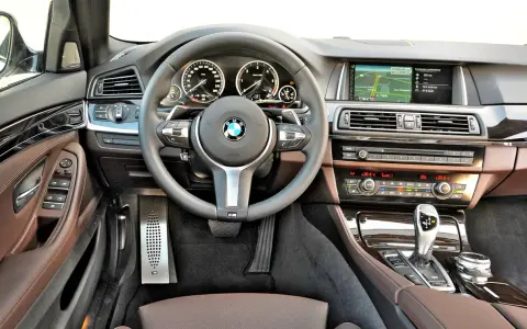 Wnętrze BMW 5 GT: skórzana tapicerka, nowoczesny kokpit z nawigacją i panelem klimatyzacji. Wady i zalety tego modelu warto rozważyć.
