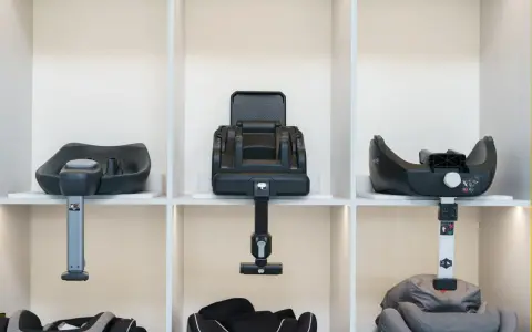 Trzy bazy Isofix na półkach. Czy baza Isofix pasuje do każdego fotelika? Różne modele baz i fotelików poniżej.