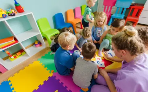 Ile zarabia opiekunka w żłobku prywatnym? Zaskakujące fakty o wynagrodzeniu