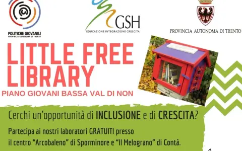 Una piccola libreria gratuita, colorata e piena di libri, invita alla lettura e alla condivisione.