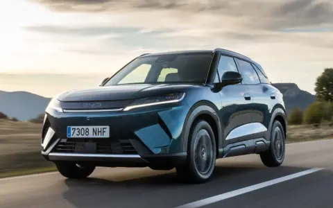 Ciemnozielony samochód elektryczny BYD Atto 2 jedzie po drodze.
