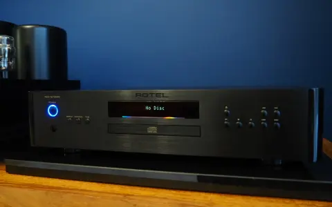 Elegancki odtwarzacz CD Rotel RCD-1572 MKII z podświetlanym na niebiesko przyciskiem zasilania i wyświetlaczem "No Disc".