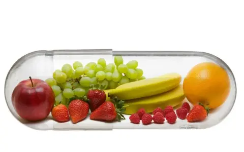 Owoce w kapsule: jabłko, winogrona, truskawki, maliny, banany, pomarańcza. Czy to naturalne źródło witamin, czy może coś o puryny co to?